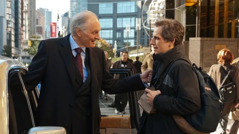 Kadr z filmu "Zemsta Cieciów". Dwóch mężczyzn stoi na ulicy i rozmawia.