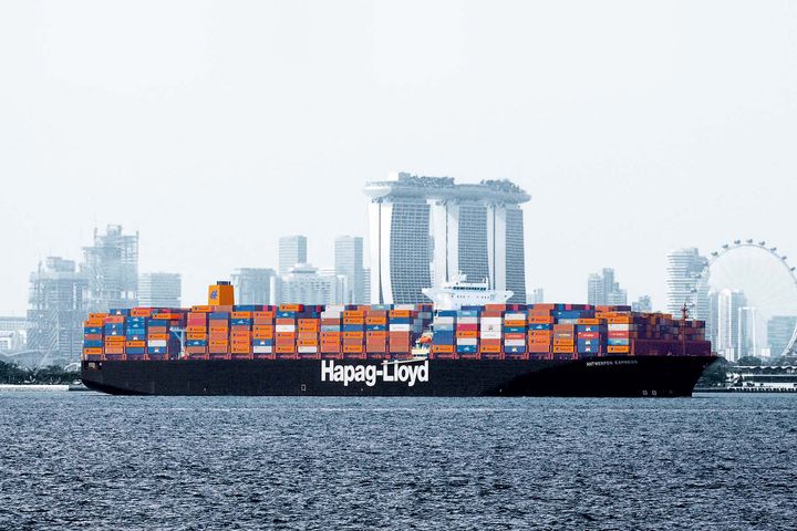 Statek Hapag-Lloyd płynący z kontenerami